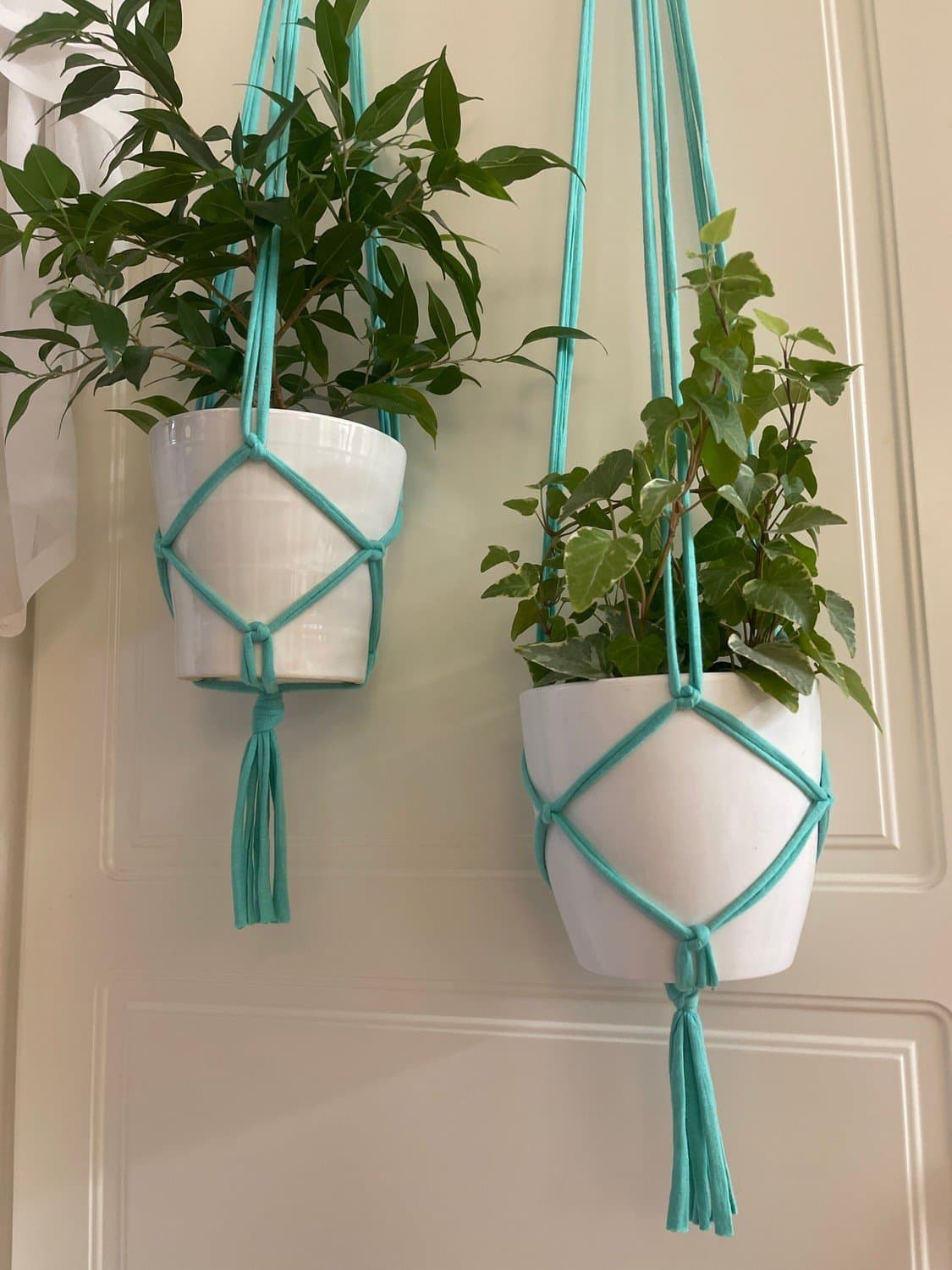 Två Amplar för blomkrukor, makramé, turkosa (10-12 cm)