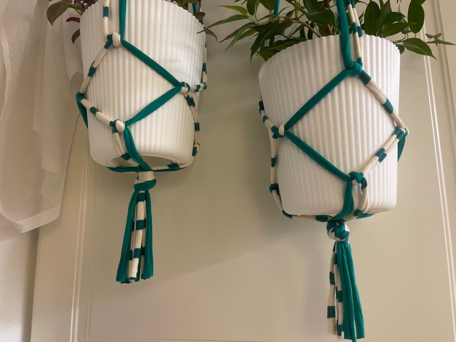 Två Amplar för blomkruka, makramé, vit/grön randig (10-12 cm)