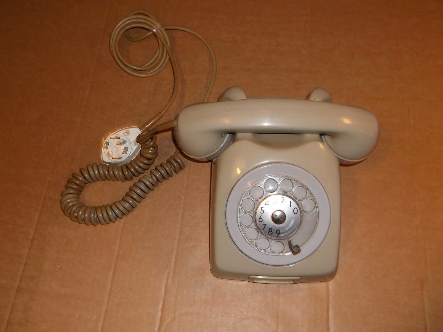 Telefon beige-grå plast analog fingerskiva Televerket Sweden 1970-tal rekvisita