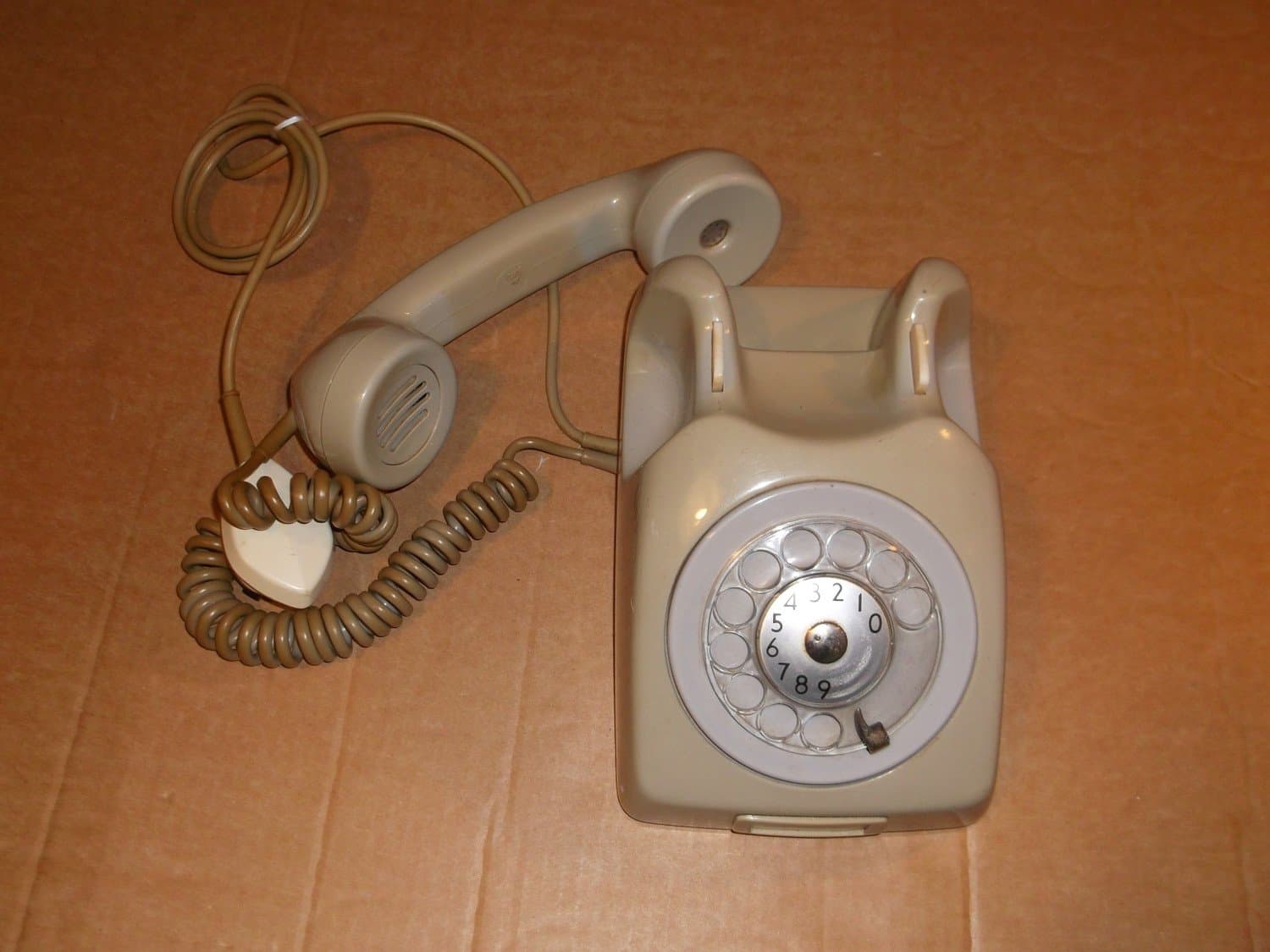 Telefon beige-grå plast analog fingerskiva Televerket Sweden 1970-tal rekvisita