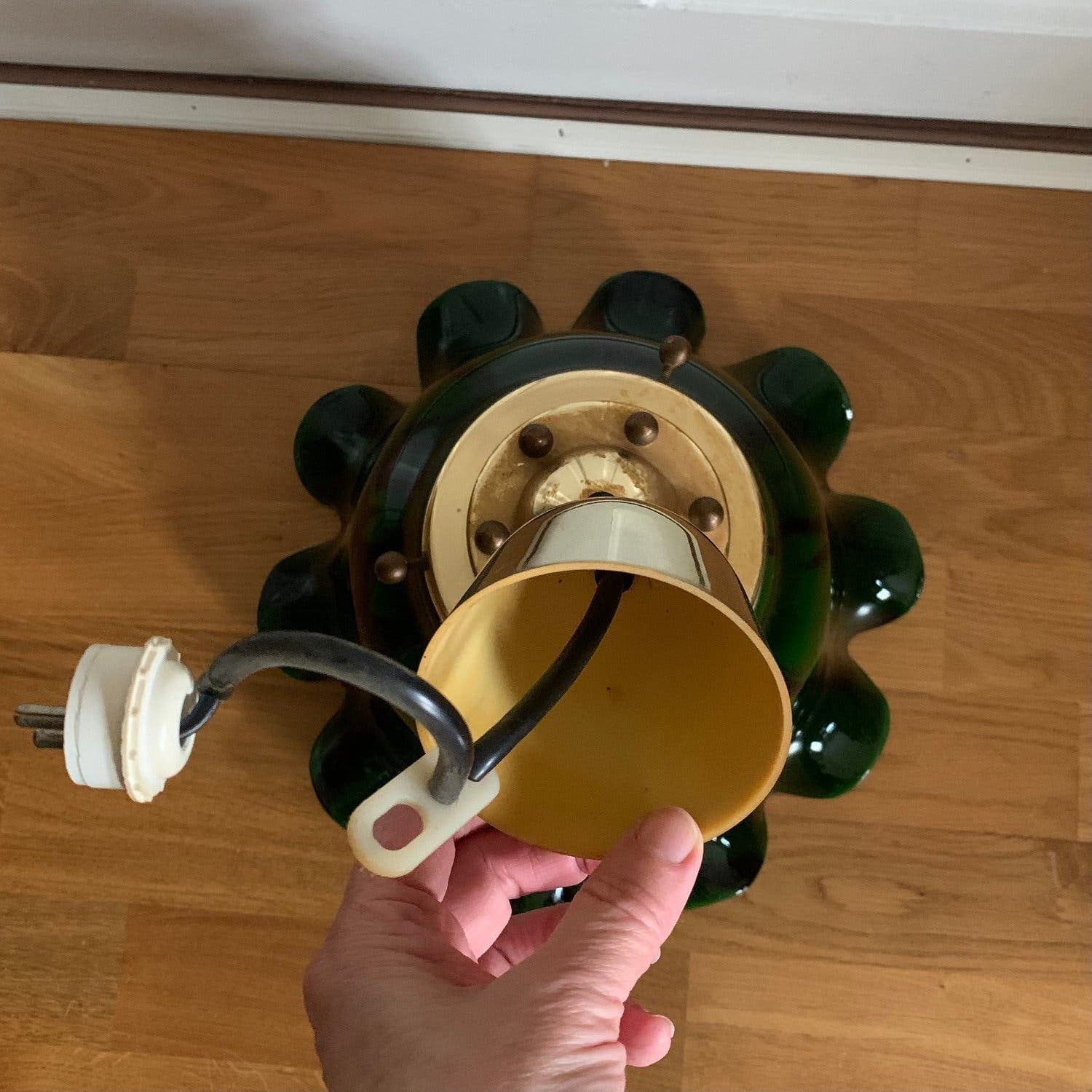 Taklampa i mässing och glaskupa,