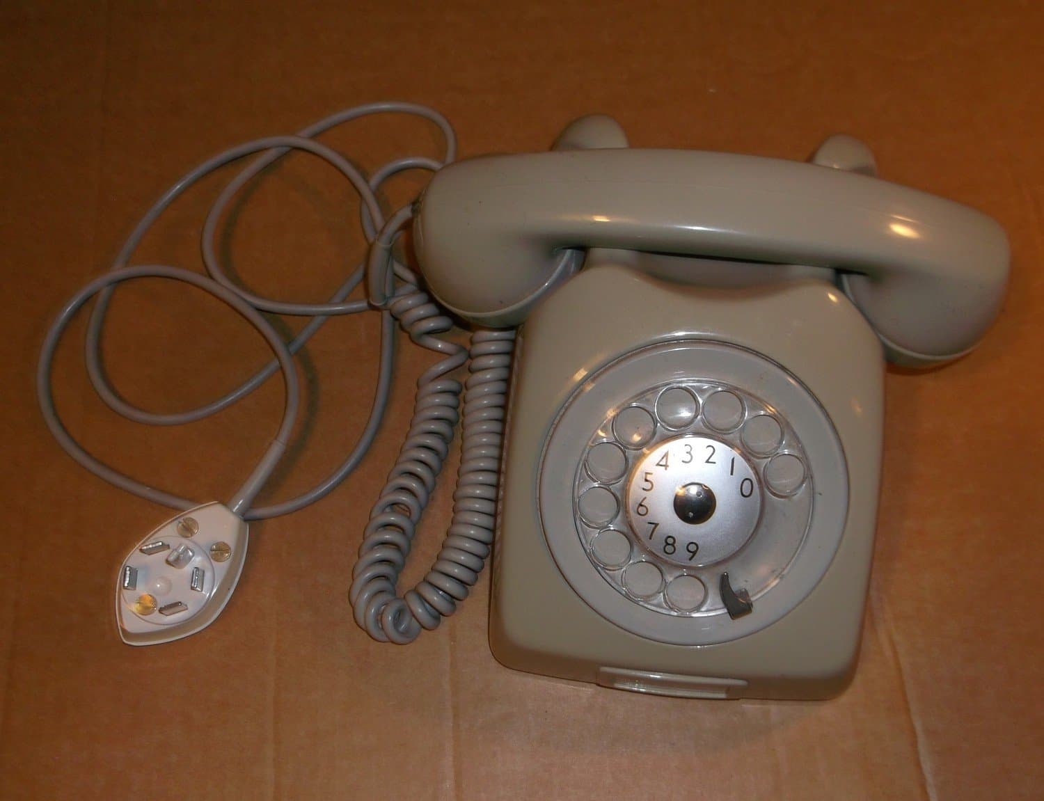 Telefon grå plast analog med fingerskiva Televerket Sweden 1970-tal rekvisita