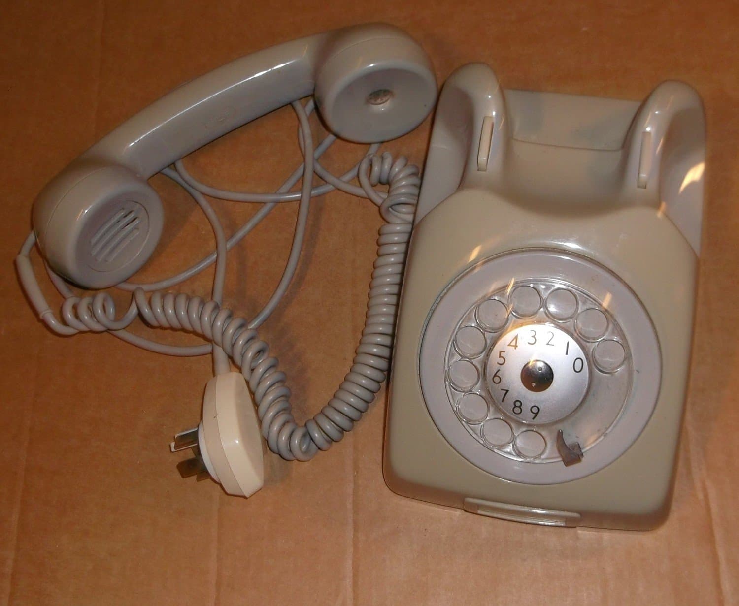 Telefon grå plast analog med fingerskiva Televerket Sweden 1970-tal rekvisita