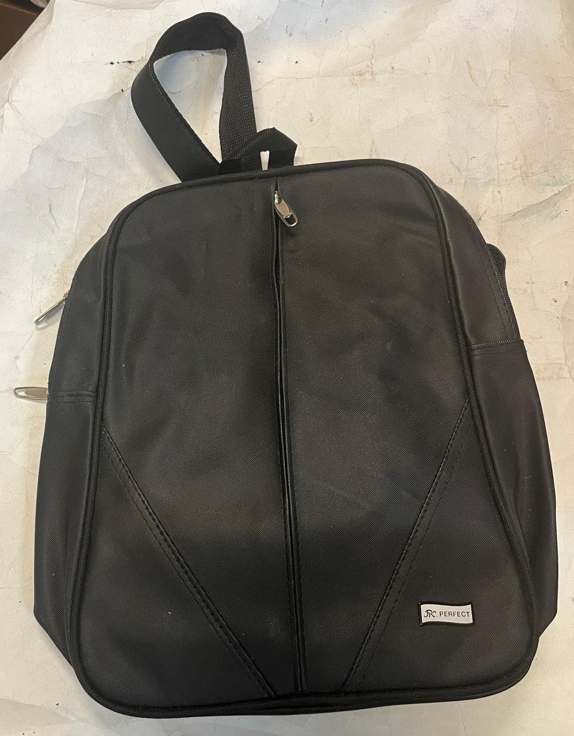 Ryggsäck svart konstskinn 1 yttre fack, 1 stort inre samt 1 mindre fack