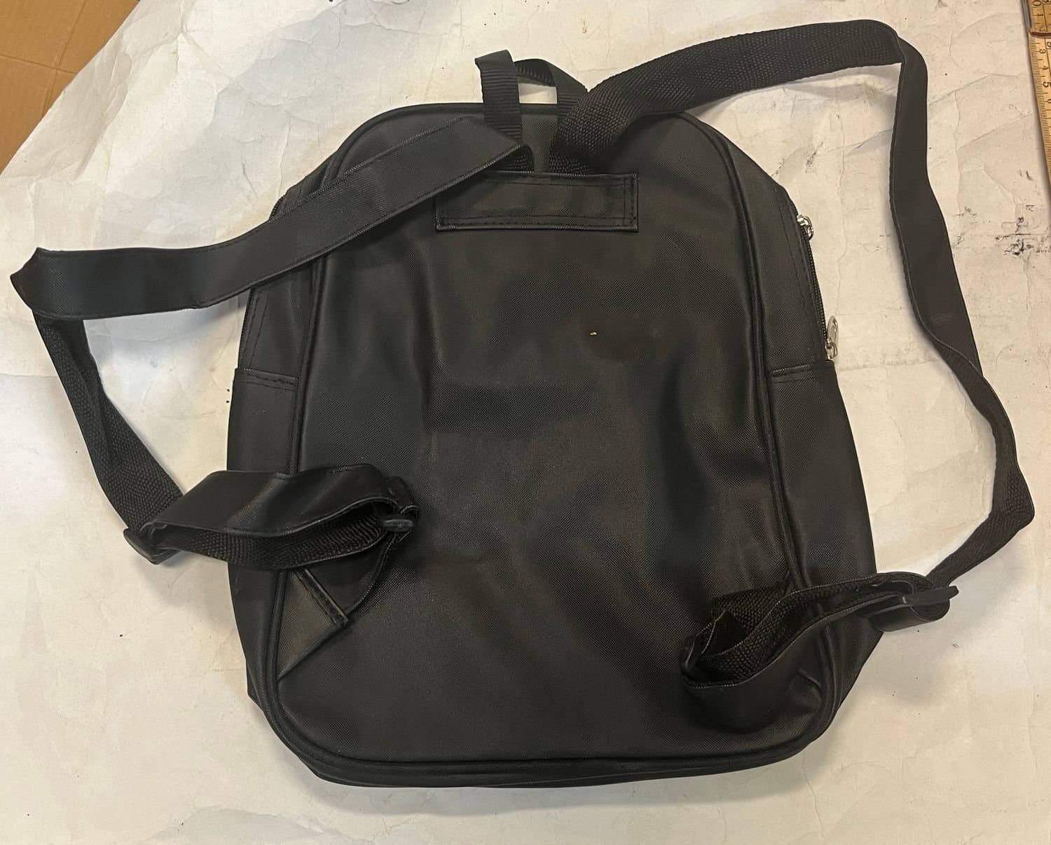 Ryggsäck svart konstskinn 1 yttre fack, 1 stort inre samt 1 mindre fack