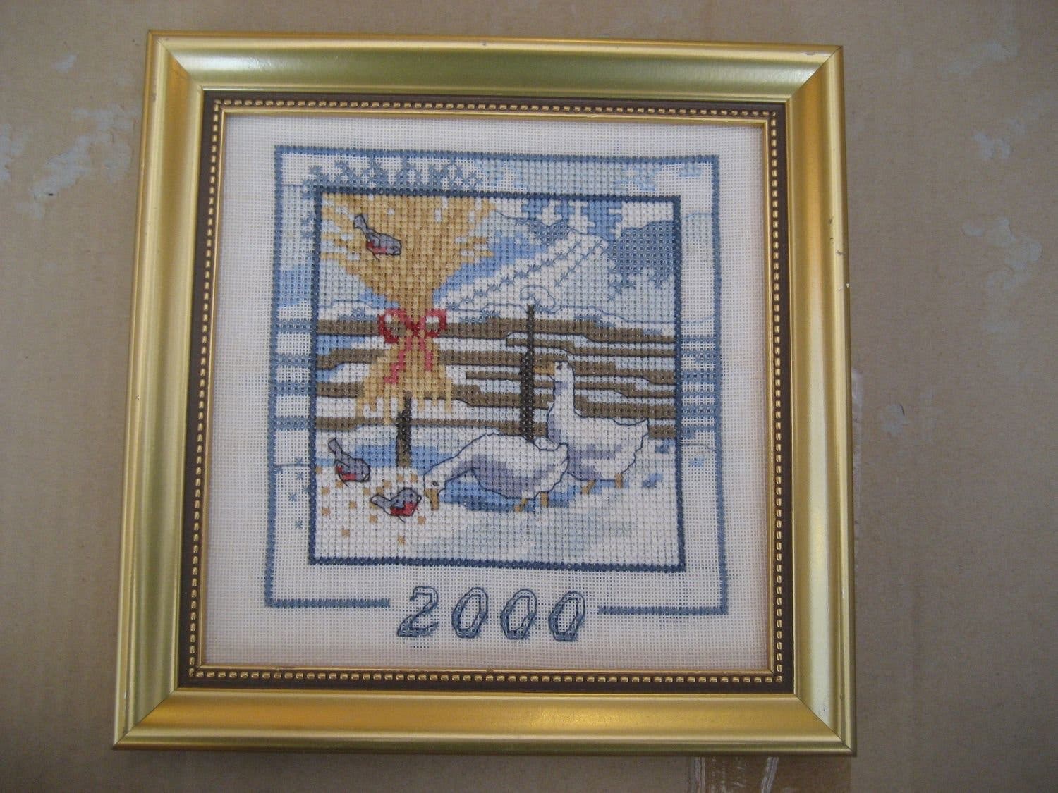 Tavla handsydd med motiv på fåglar - Årstavla 2000