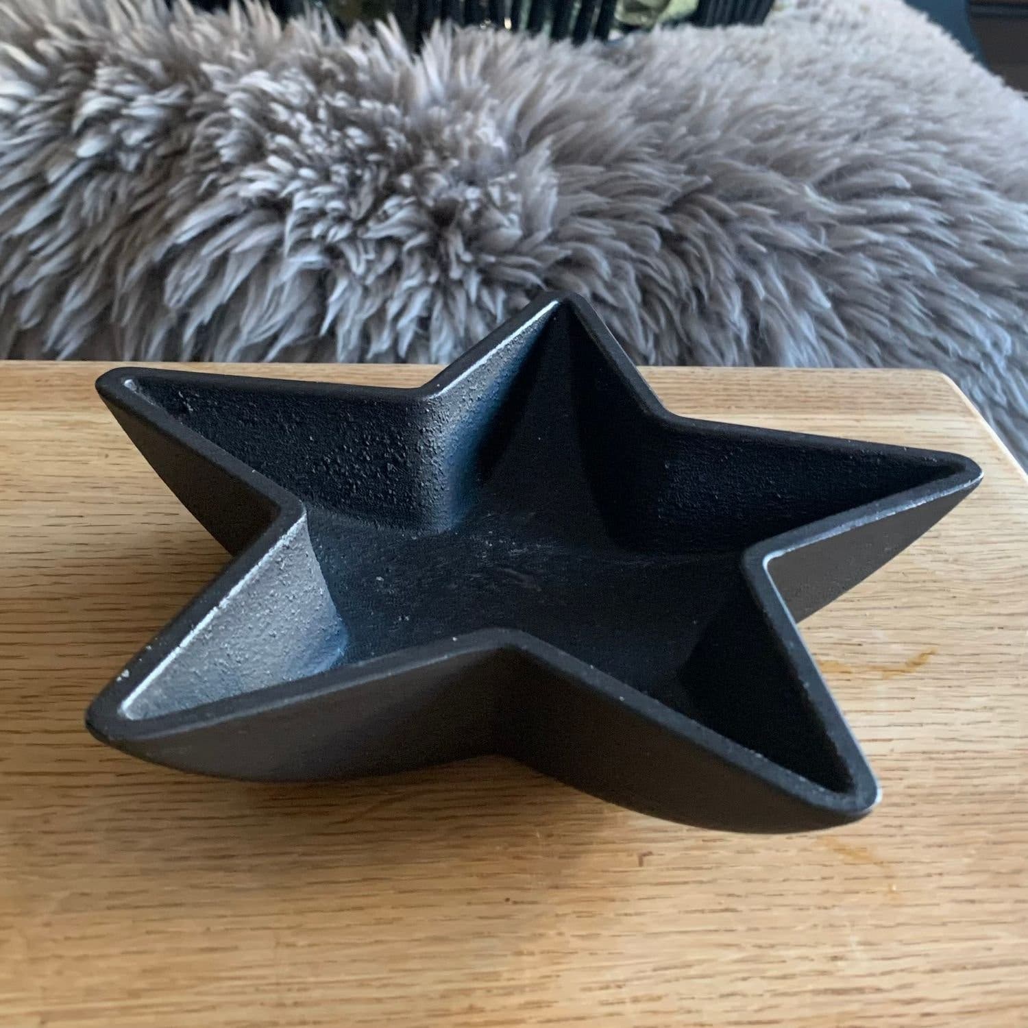 Skål/ljusstake till blockljus i gjutjärn, vacker stjärnform