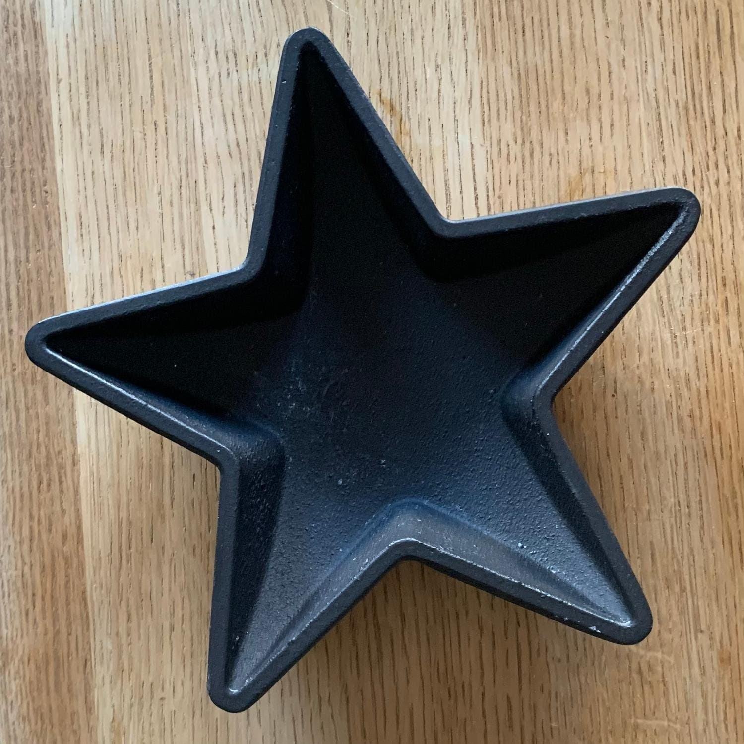 Skål/ljusstake till blockljus i gjutjärn, vacker stjärnform
