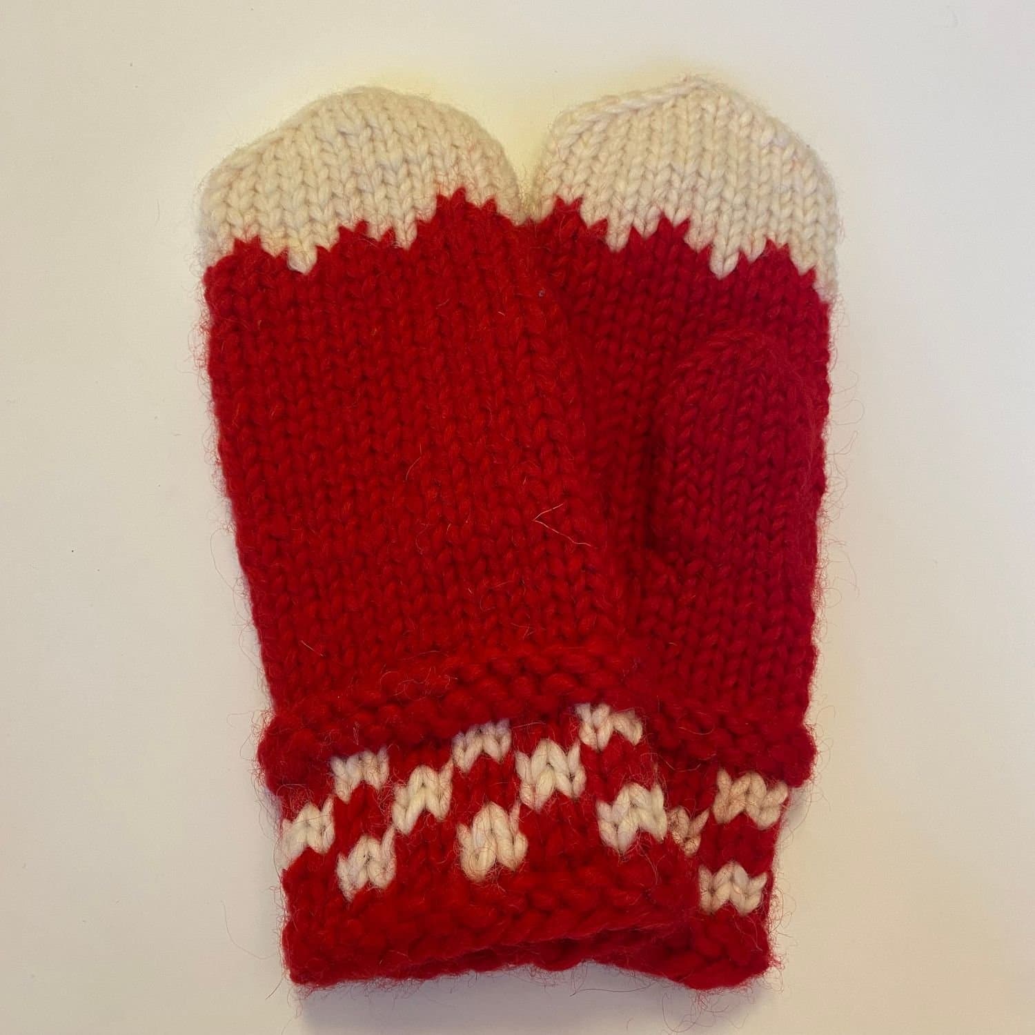 Rödvita vantar, tumvantar i ull lovikkavantar, handstickade