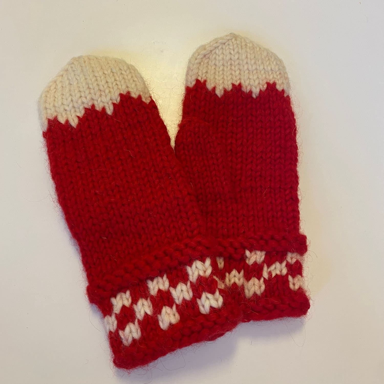 Rödvita vantar, tumvantar i ull lovikkavantar, handstickade