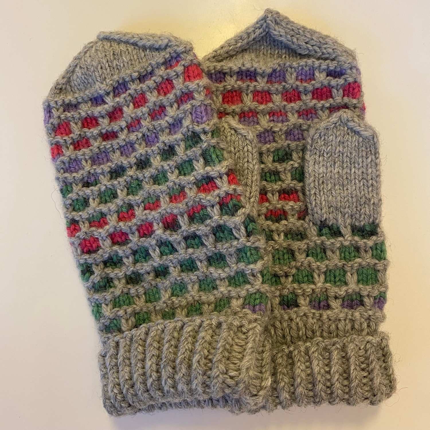 Grå vantar, tumvantar i ull, handstickade