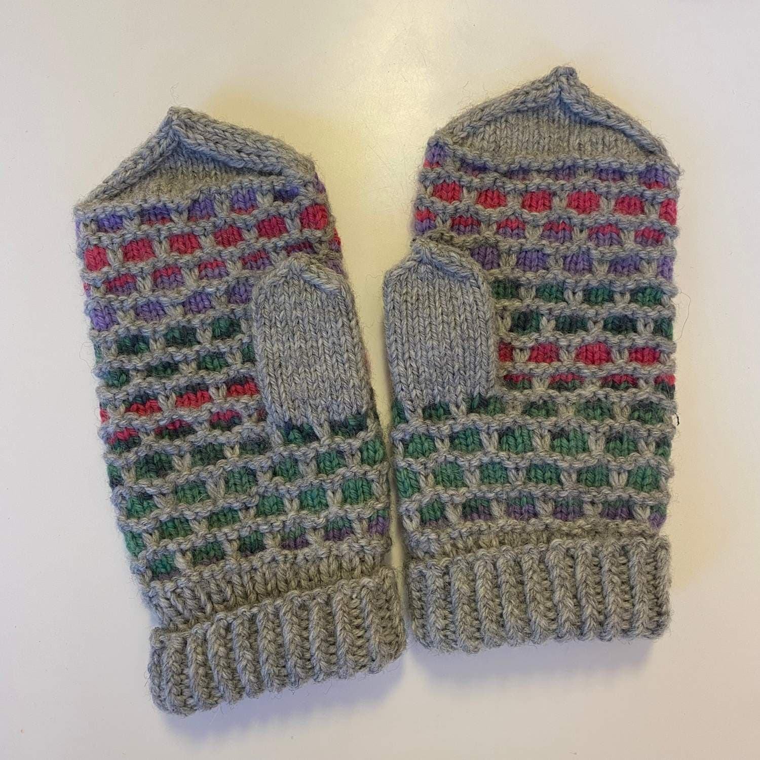 Grå vantar, tumvantar i ull, handstickade