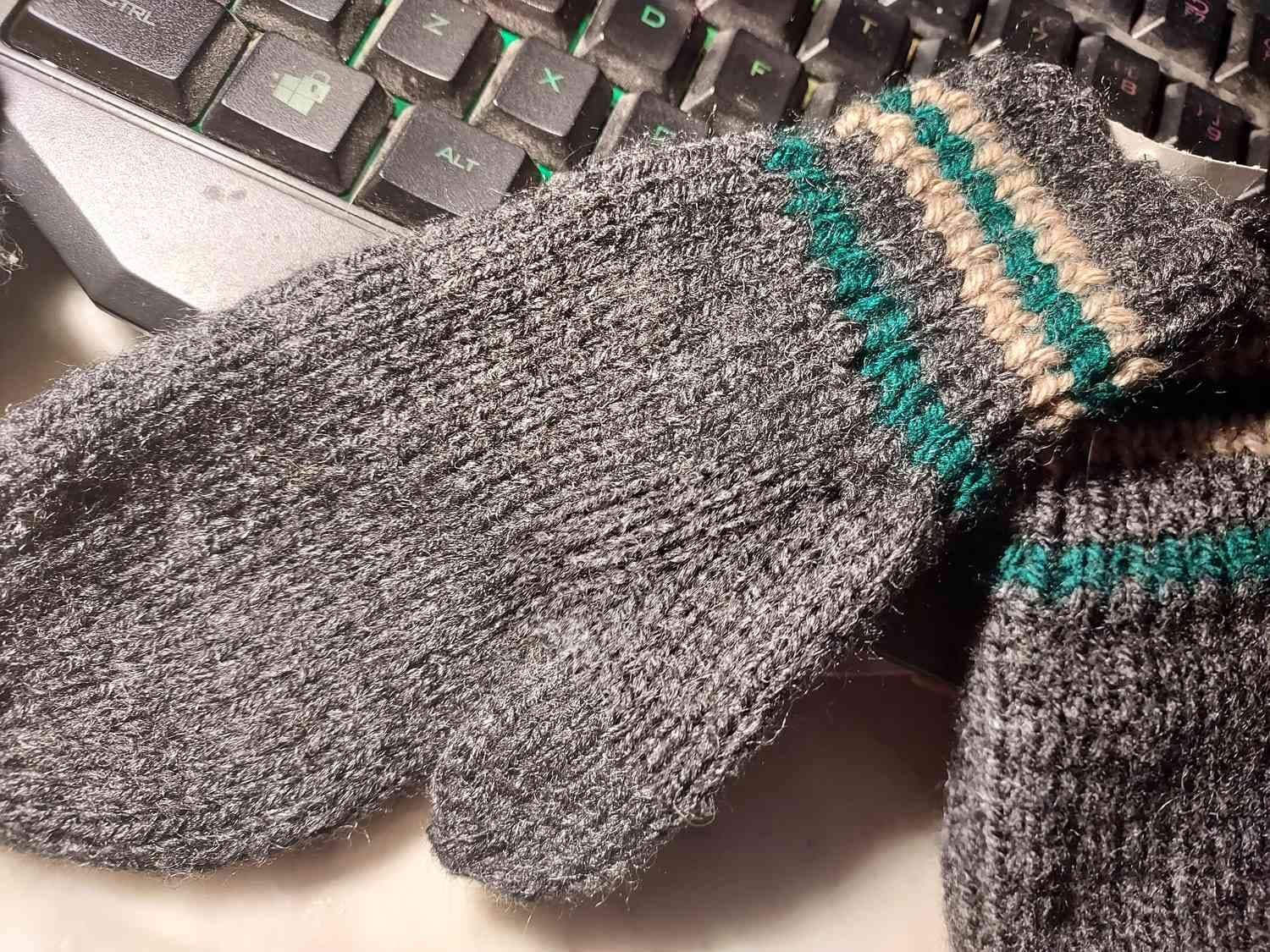 vantar HANTVERK ull GRÅ /GRÖNVIT rand barn ca 3/4 år
