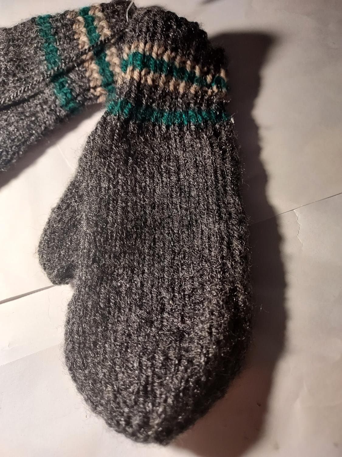 vantar HANTVERK ull GRÅ /GRÖNVIT rand barn ca 3/4 år
