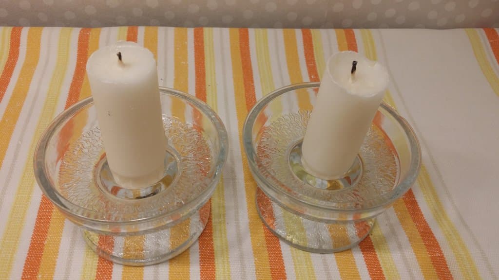 2 ljusstakar på fot