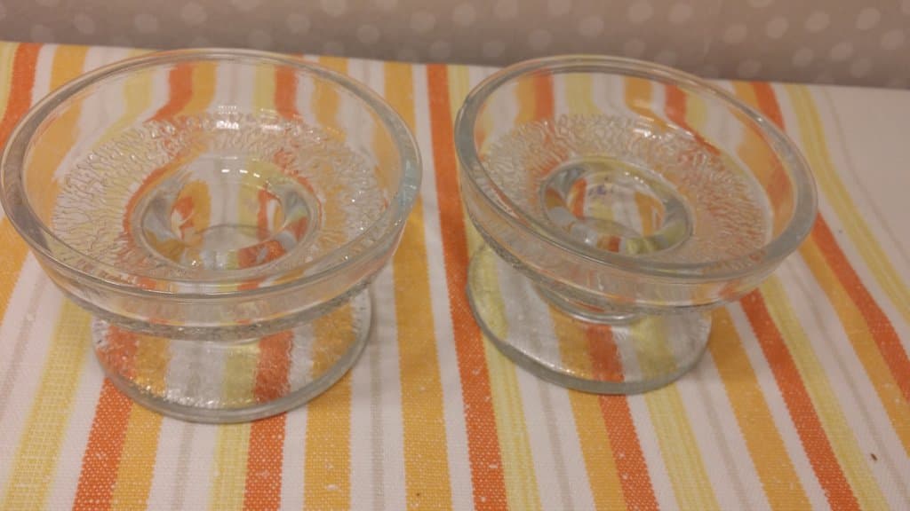 2 ljusstakar på fot