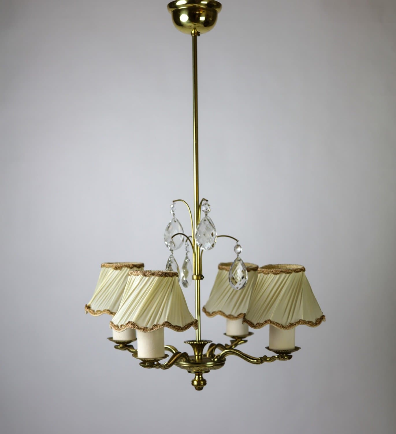 Taklampa empire-stil 30-40-tal, mässing, kristall dropp prismor