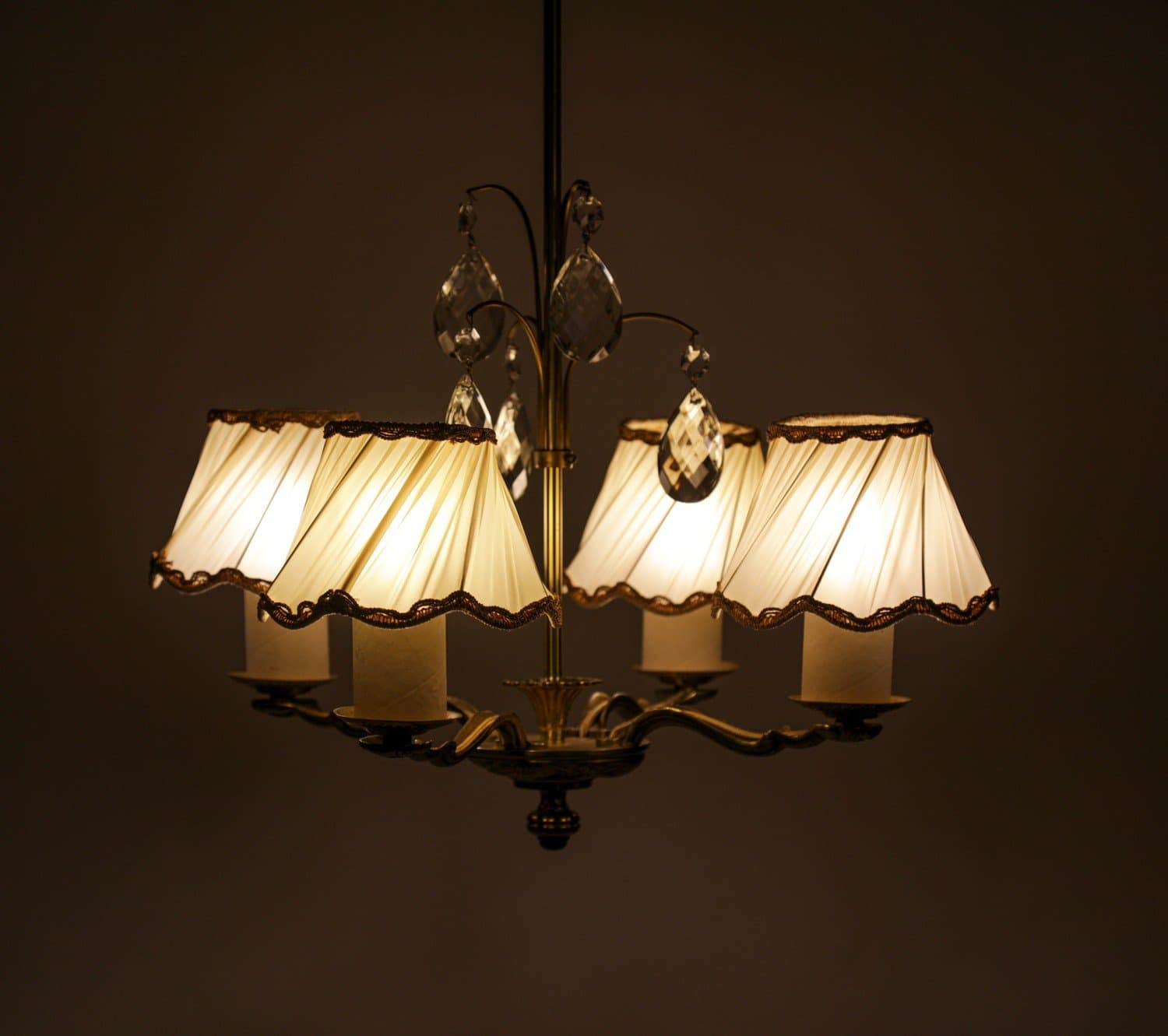 Taklampa empire-stil 30-40-tal, mässing, kristall dropp prismor