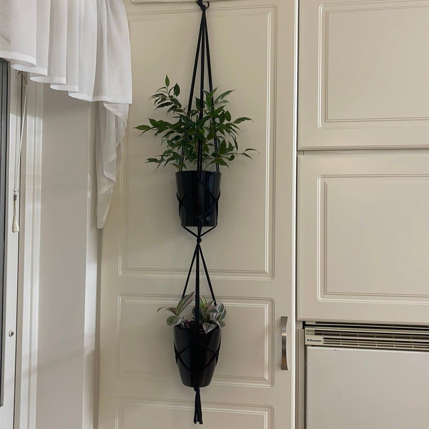 Ampel, plant’s hanger , handmade, macramé svart (13-15 cm)