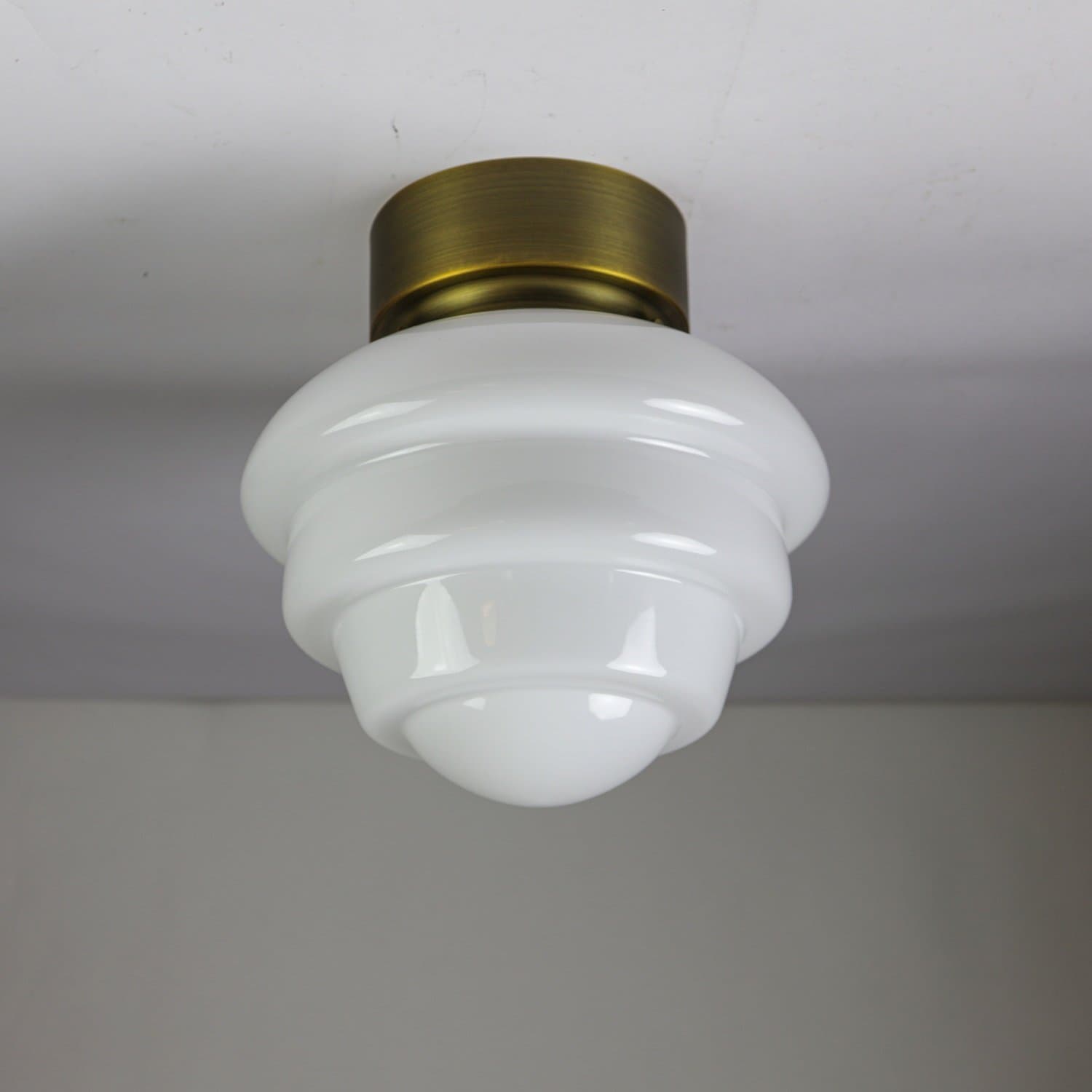 Klassisk Art deco – funkis taklampa, Opalglas kotte och metall. Nyskick.