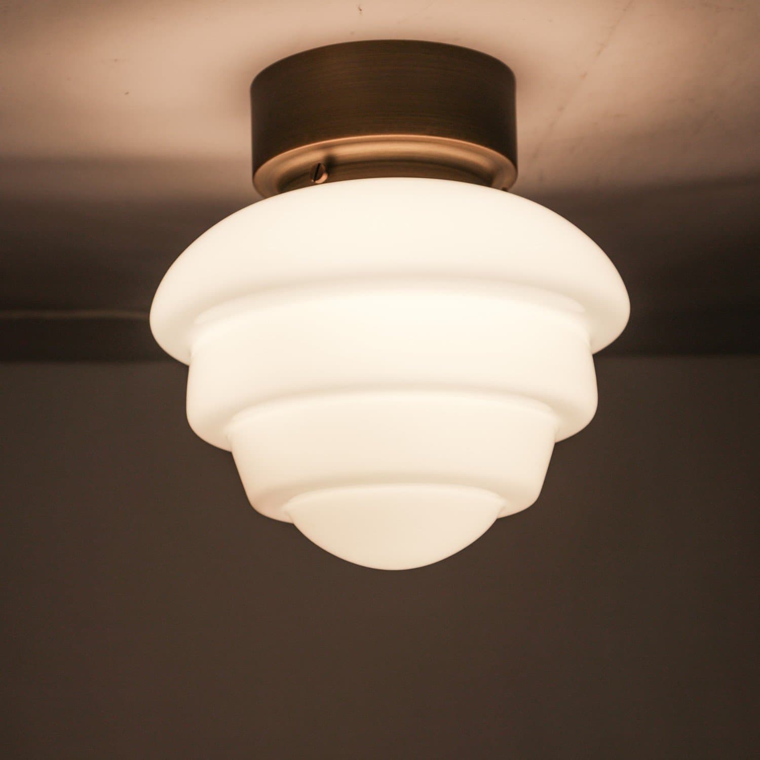 Klassisk Art deco – funkis taklampa, Opalglas kotte och metall. Nyskick.