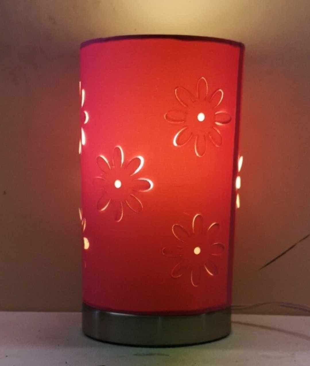 Rund rosa bordslampa med blommönster