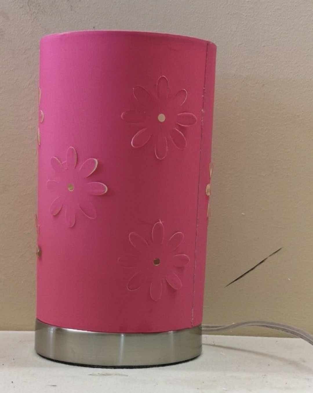 Rund rosa bordslampa med blommönster