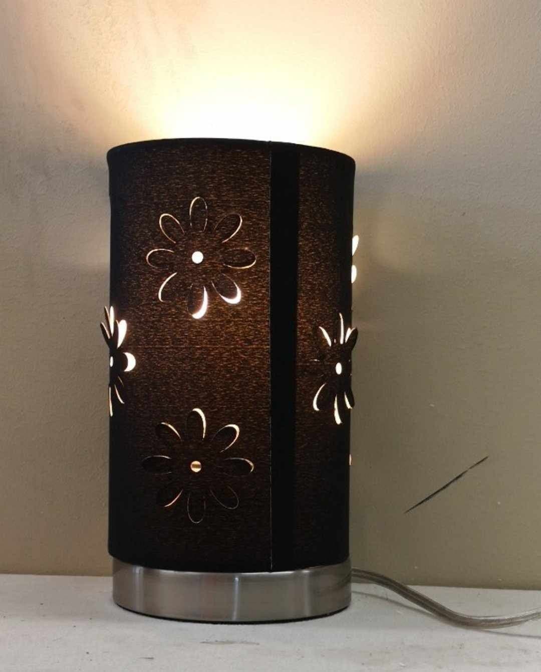Rund svart bordslampa med blommönster