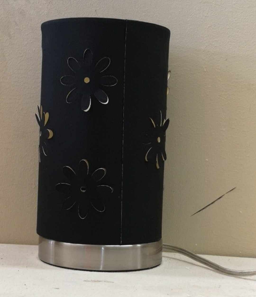 Rund svart bordslampa med blommönster