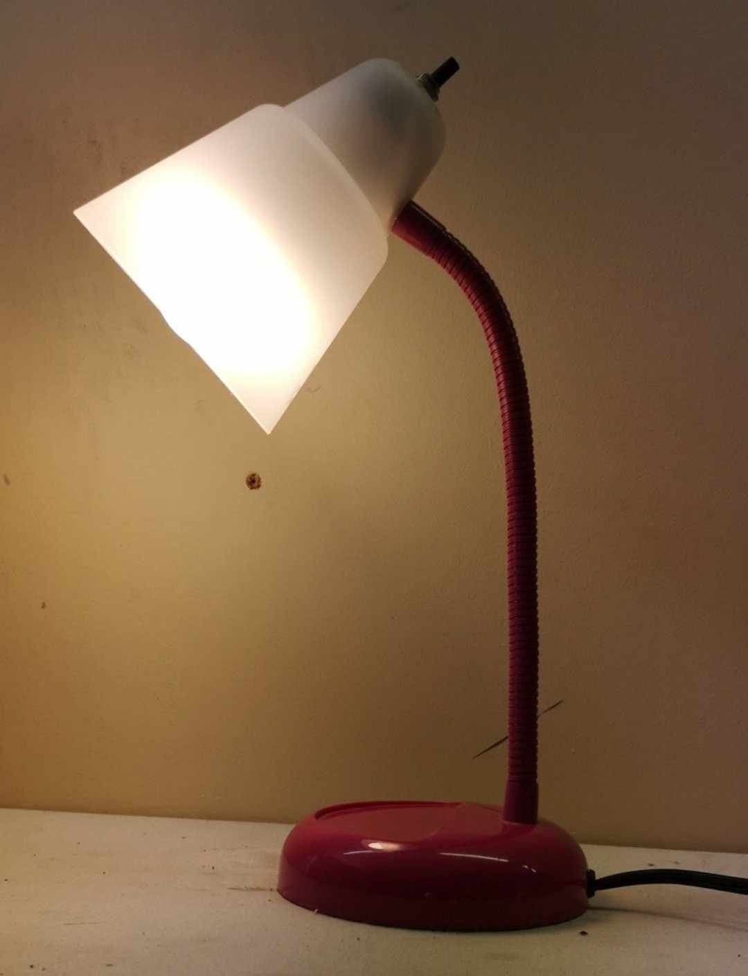 Rosa skrivbordslampa med böjbar hals