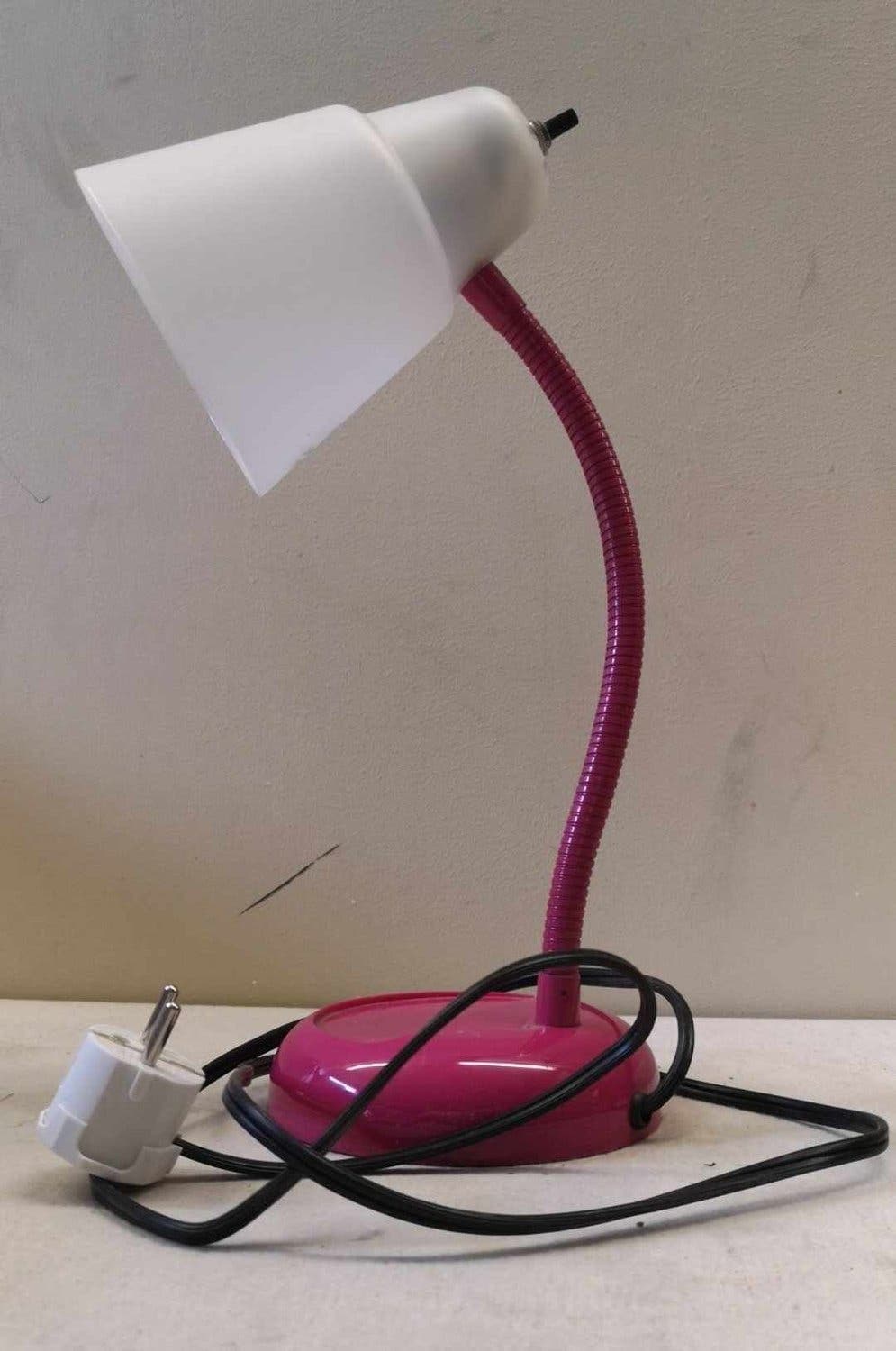 Rosa skrivbordslampa med böjbar hals
