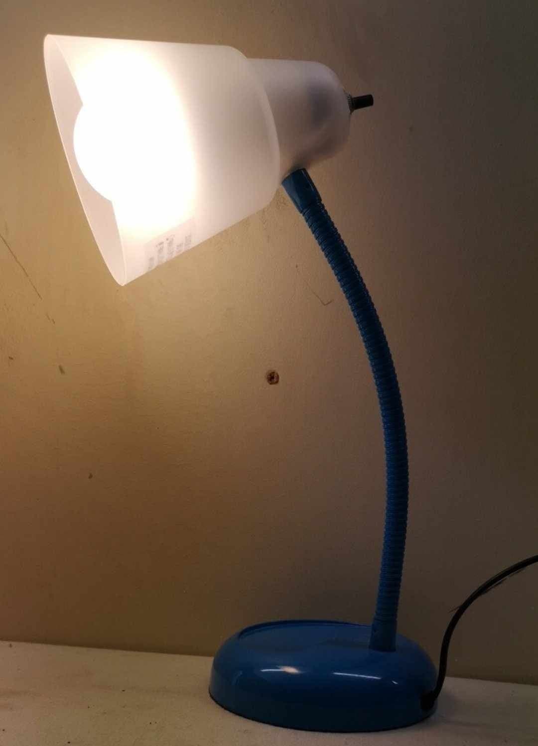 Blå skrivbordslampa med böjbar hals