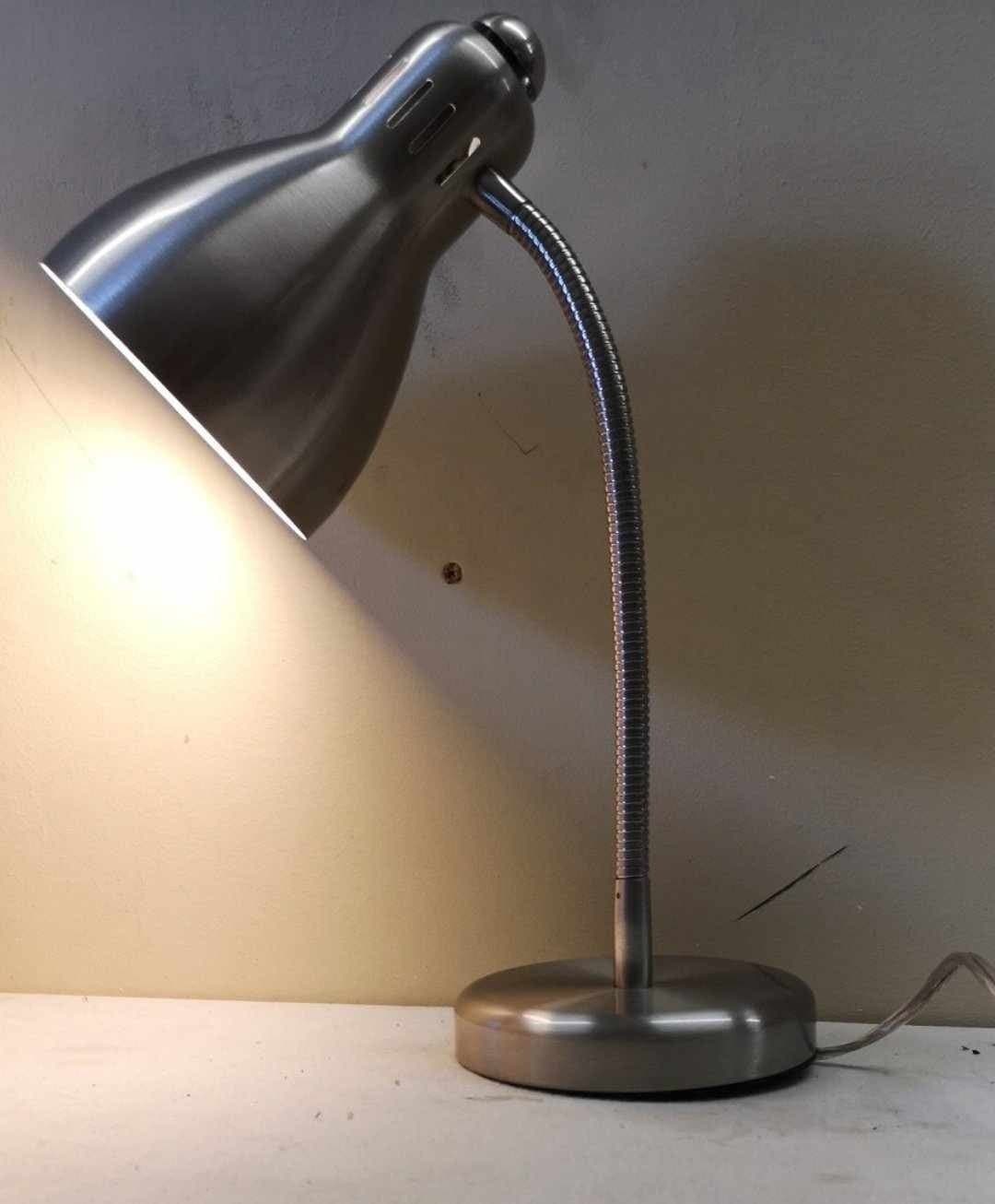 Silverfärgad skrivbordslampa med böjbar hals