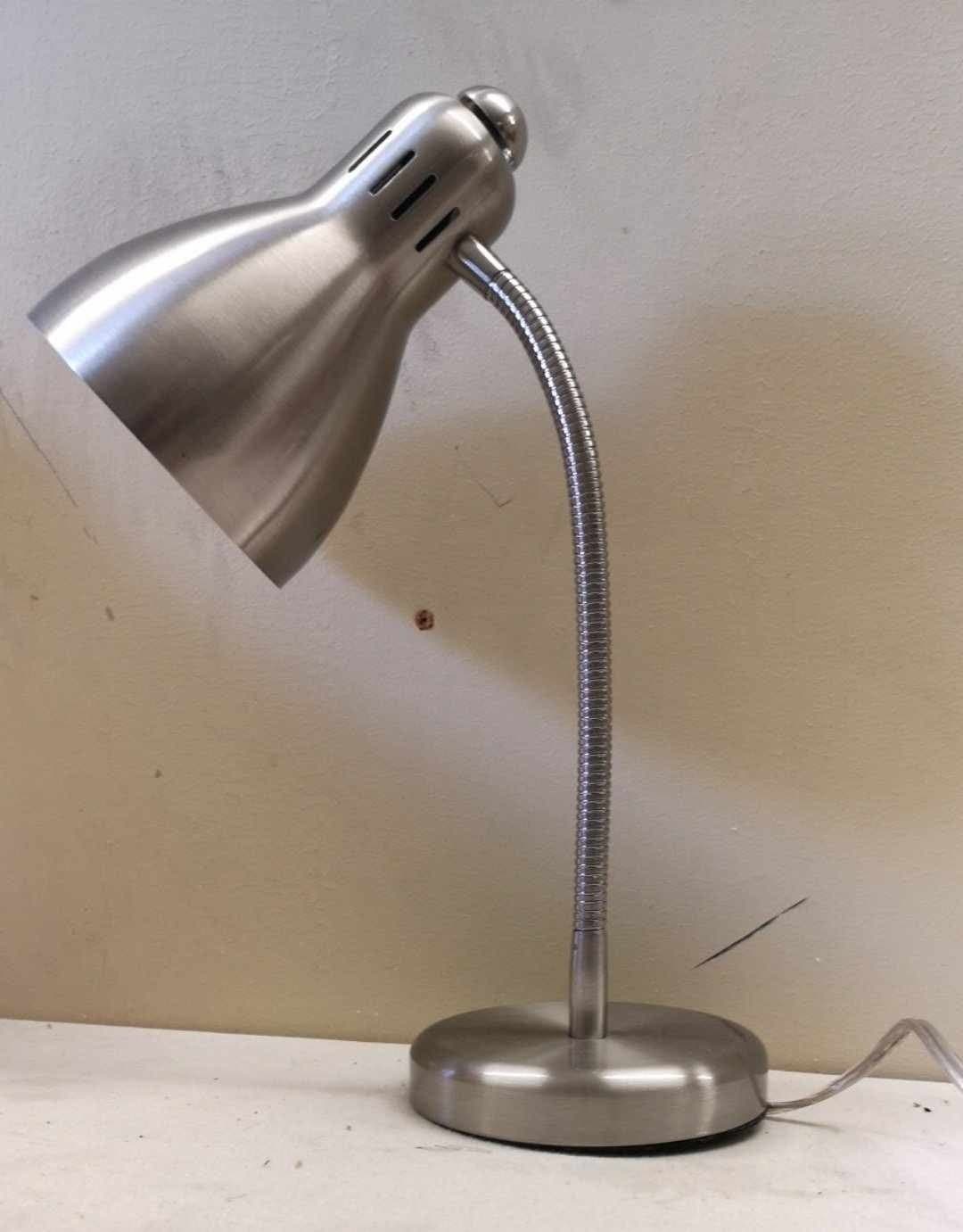 Silverfärgad skrivbordslampa med böjbar hals