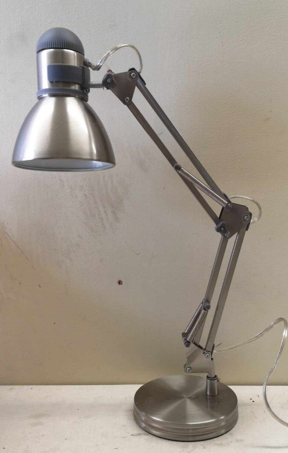 Silverfärgad skrivbordslampa från Boston Harbour