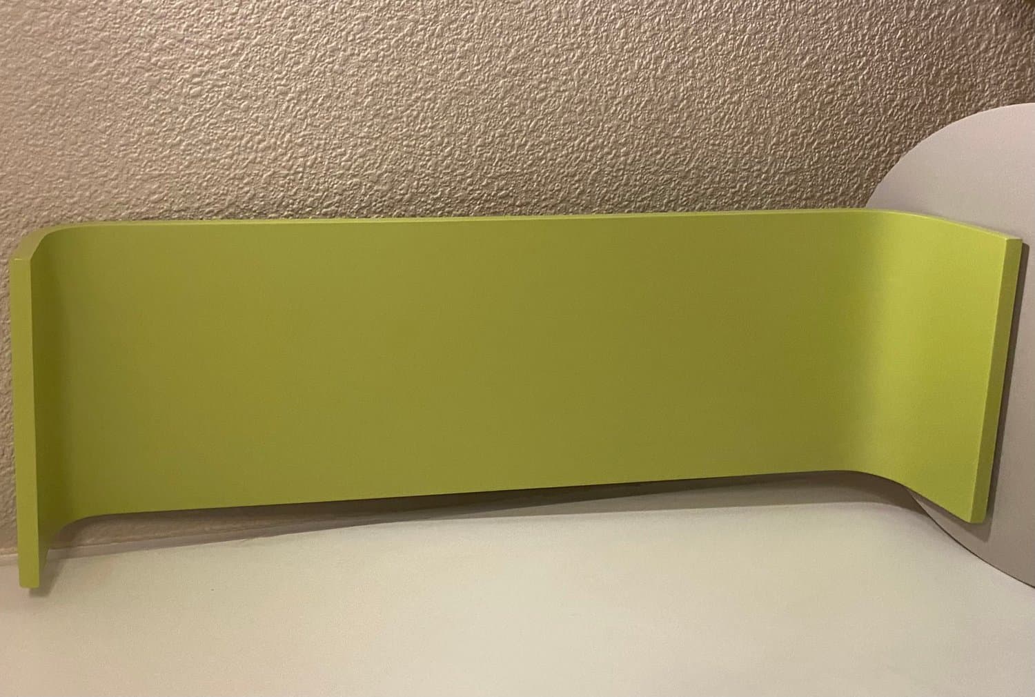 Grön hylla, limegrön hylla ett plan