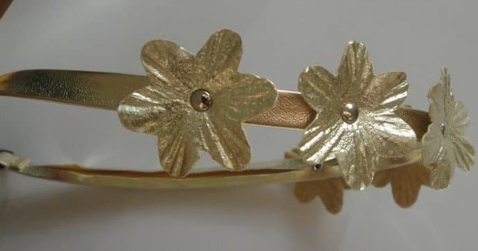 Vacker hårband diadem blommor guld färg, ny