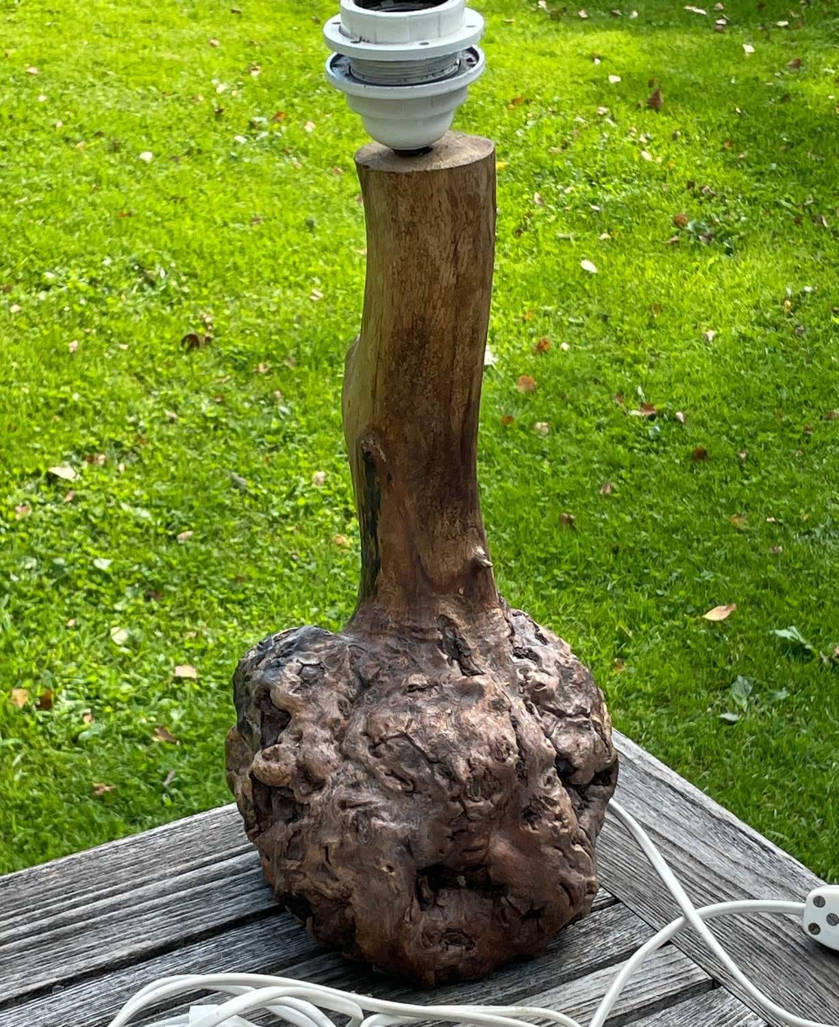 Bordslampa gjord av vril i trä 33 cm