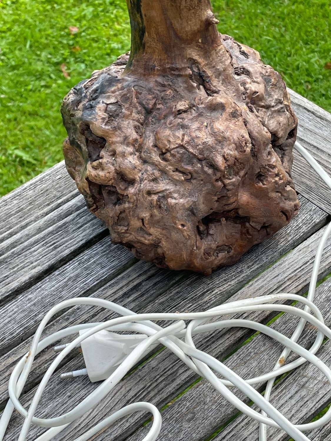 Bordslampa gjord av vril i trä 33 cm