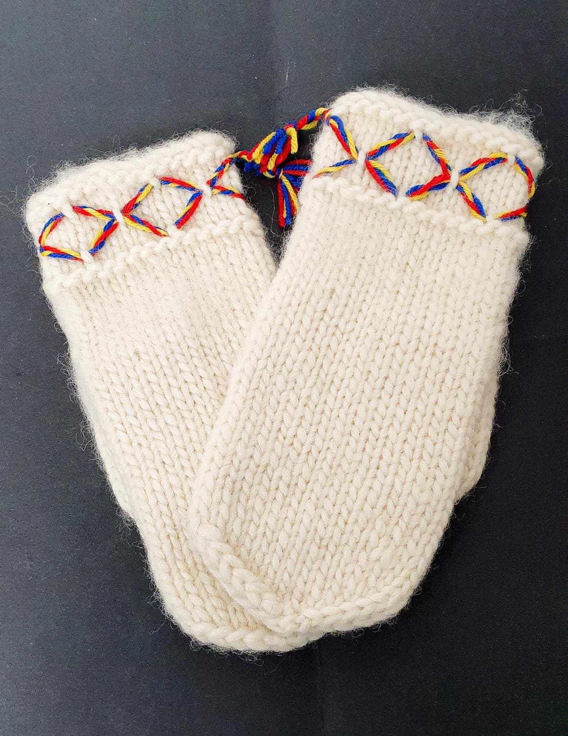 Lovikkavantar nya handstickade i 100% ull - svenskt yllegarn. Olika storl./färg.