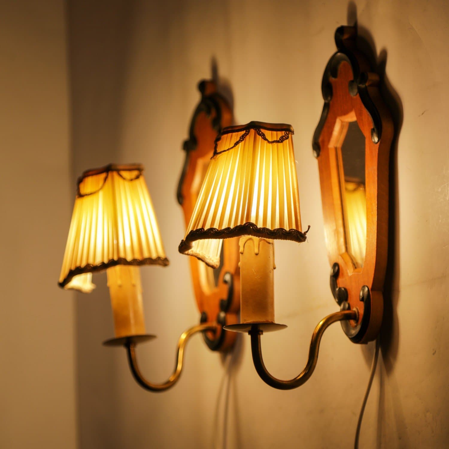 2 st Art deco, spegel lampetter, trä och mässing med tygskärmar, 30-tal