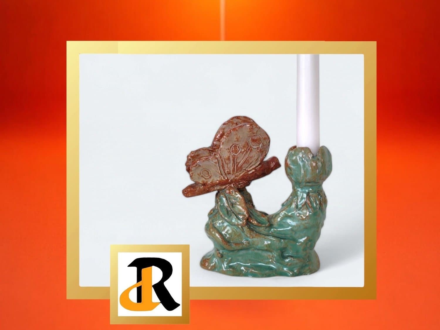 Ovanlig ljusstake i keramik med en fjäril. Signerad av okänd konstnär