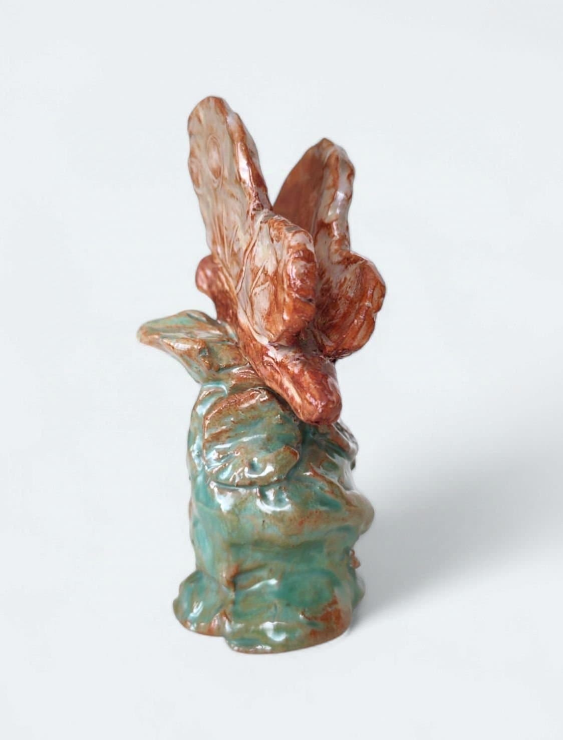 Ovanlig ljusstake i keramik med en fjäril. Signerad av okänd konstnär