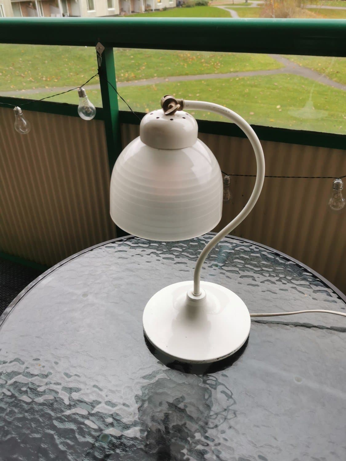 Lampa vit tung svensk metall och glaskupa - IVARS IA-610
