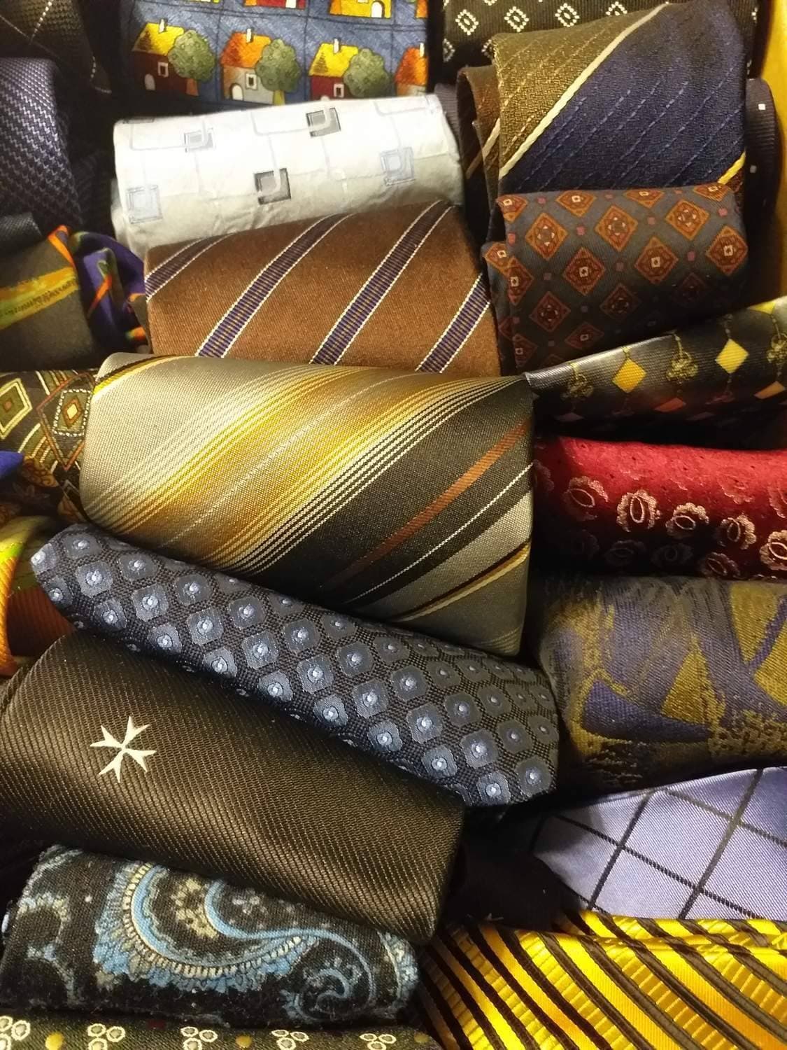 En Slips i silke randig brun