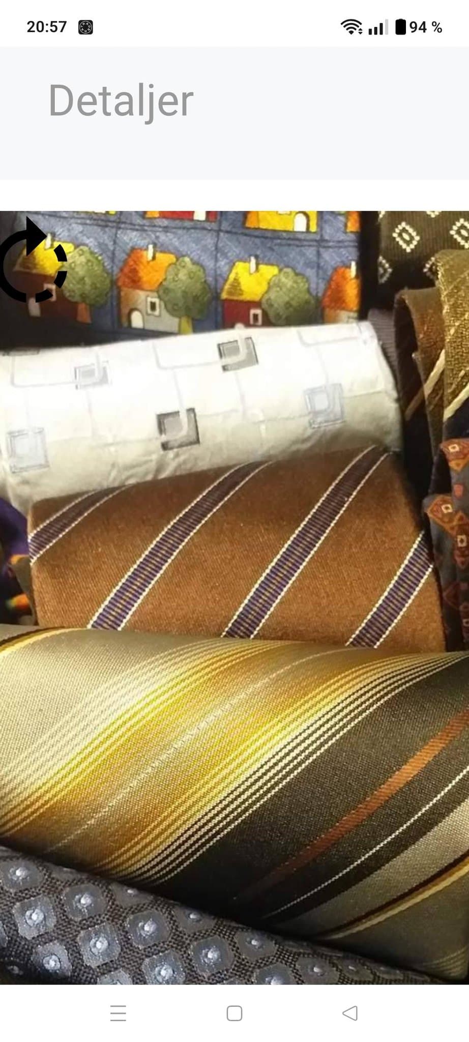 En Slips i silke randig brun