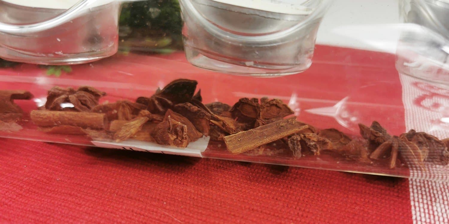 Ljushållare för 4st värmeljus - sprider skön arom. Värmeljus. Cederträ.