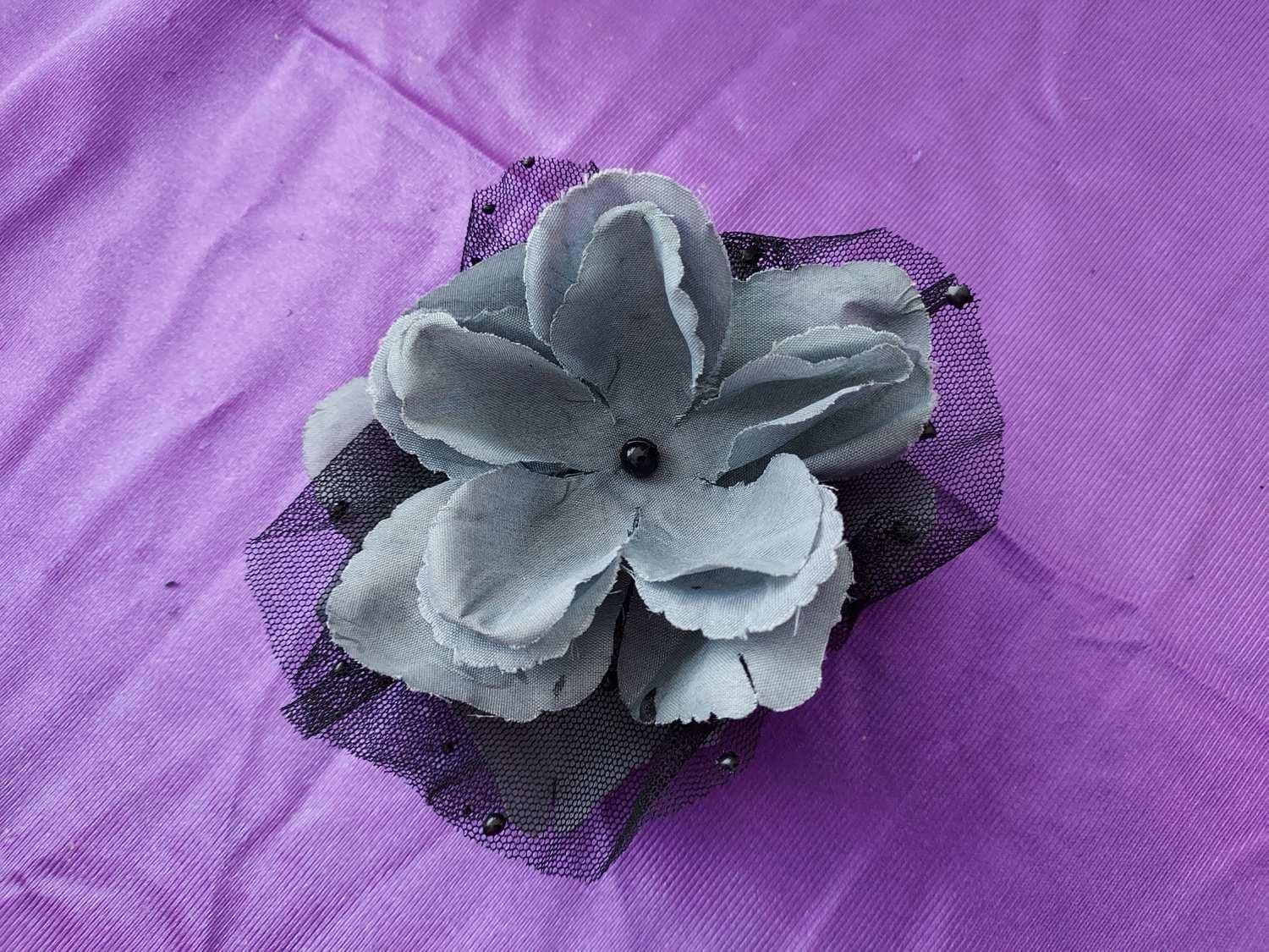 Brosch/Hårspänne Blomma Grå/Svart Diameter ca 11 cm