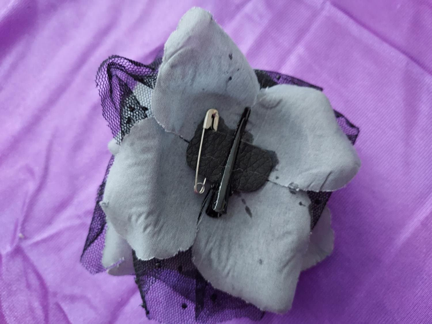 Brosch/Hårspänne Blomma Grå/Svart Diameter ca 11 cm