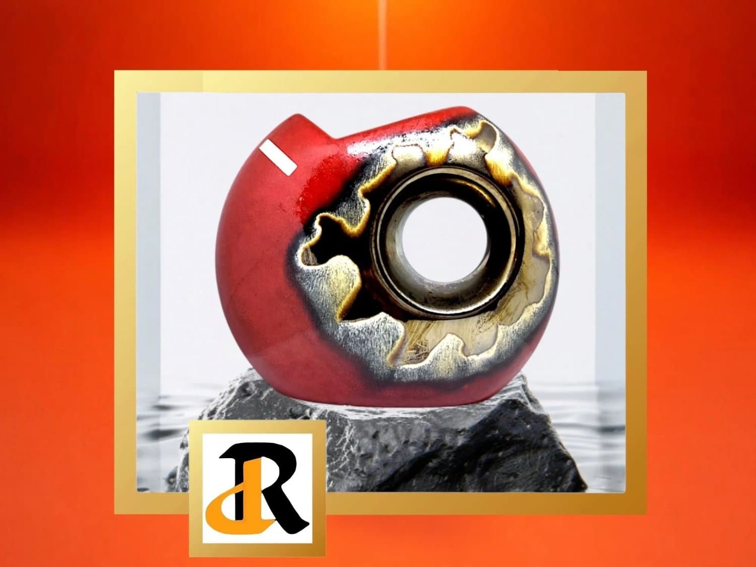 Formano keramik vas i röd, svart och guld.